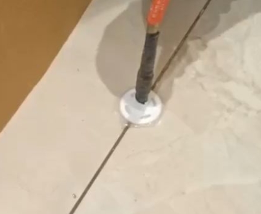 兰坪瓷砖空鼓维修公司专业解答瓷砖在铺贴过程中，如果没有涂抹均匀到位的粘结材料（如水泥砂浆或瓷砖胶），可能会导致以下问题