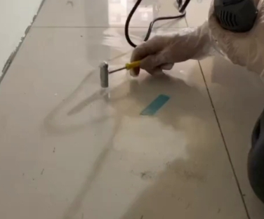 兰坪瓷砖开裂维修公司专业分享瓷砖在铺贴前如果没有沥干水分，将会导致以下问题