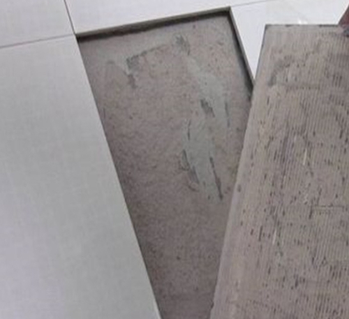 兰坪瓷砖空鼓维修公司分享瓷砖铺贴时如果打浆（即涂抹在瓷砖背面和基层上的砂浆或瓷砖胶）过少，会带来以下问题